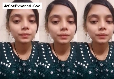 Beautiful girl showing her boobies, Desi