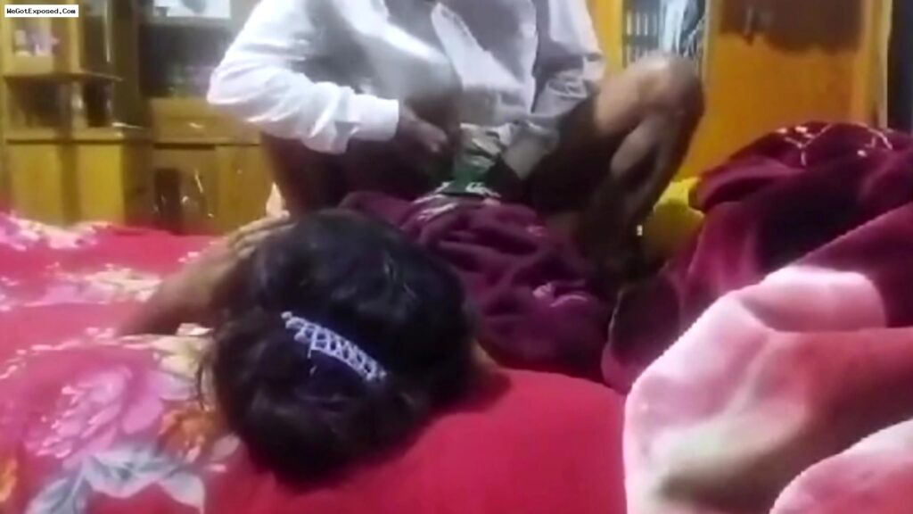 Raat Mein Bister Par Pakistani Sasur Se Chudi Jawan Bahu