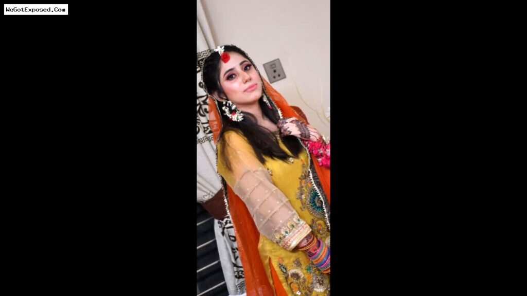 Pakistani Beautiful Sexy Wife Showing Video